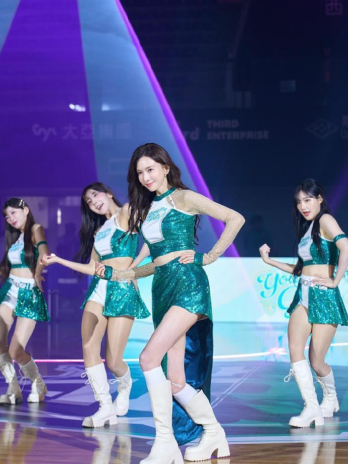 51岁林志玲穿啦啦队服，站C位跳少女时代舞引关注（组图） - 7