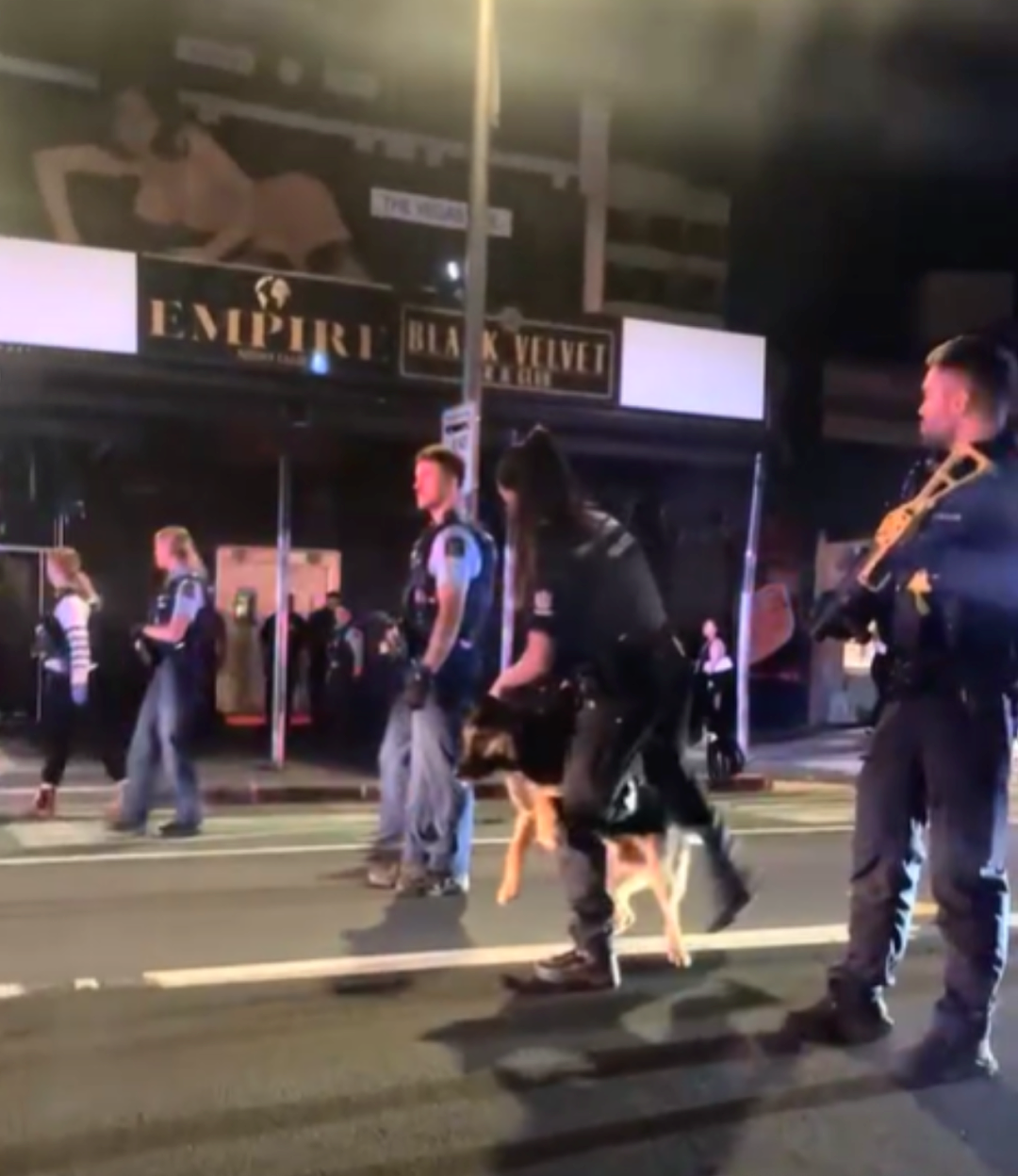奥克兰市中心凌晨爆发大规模斗殴！约50人聚集闹事；1人重伤，4人被捕警方防暴式清场（组图） - 2