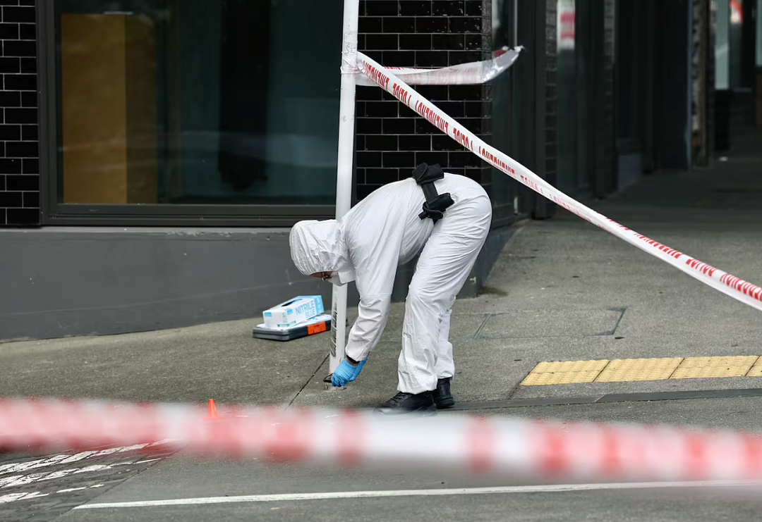 奥克兰市中心凌晨爆发大规模斗殴！约50人聚集闹事；1人重伤，4人被捕警方防暴式清场（组图） - 5