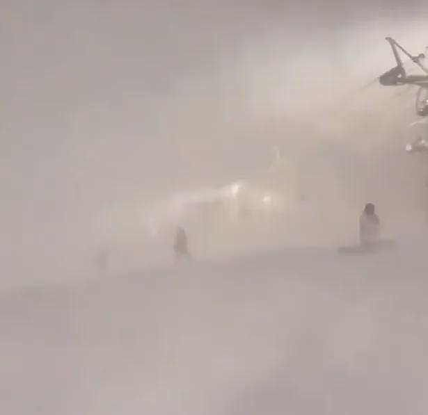 灾难级画面！暴风雪失控“滑雪客被吹翻狂爬”，台网友劝：先别去（视频/组图） - 2