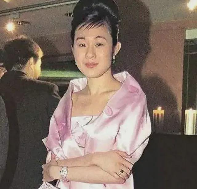 香港史上“最丑小三”，长相平平上不了桌，富豪却上赶着跟她求婚（组图） - 4