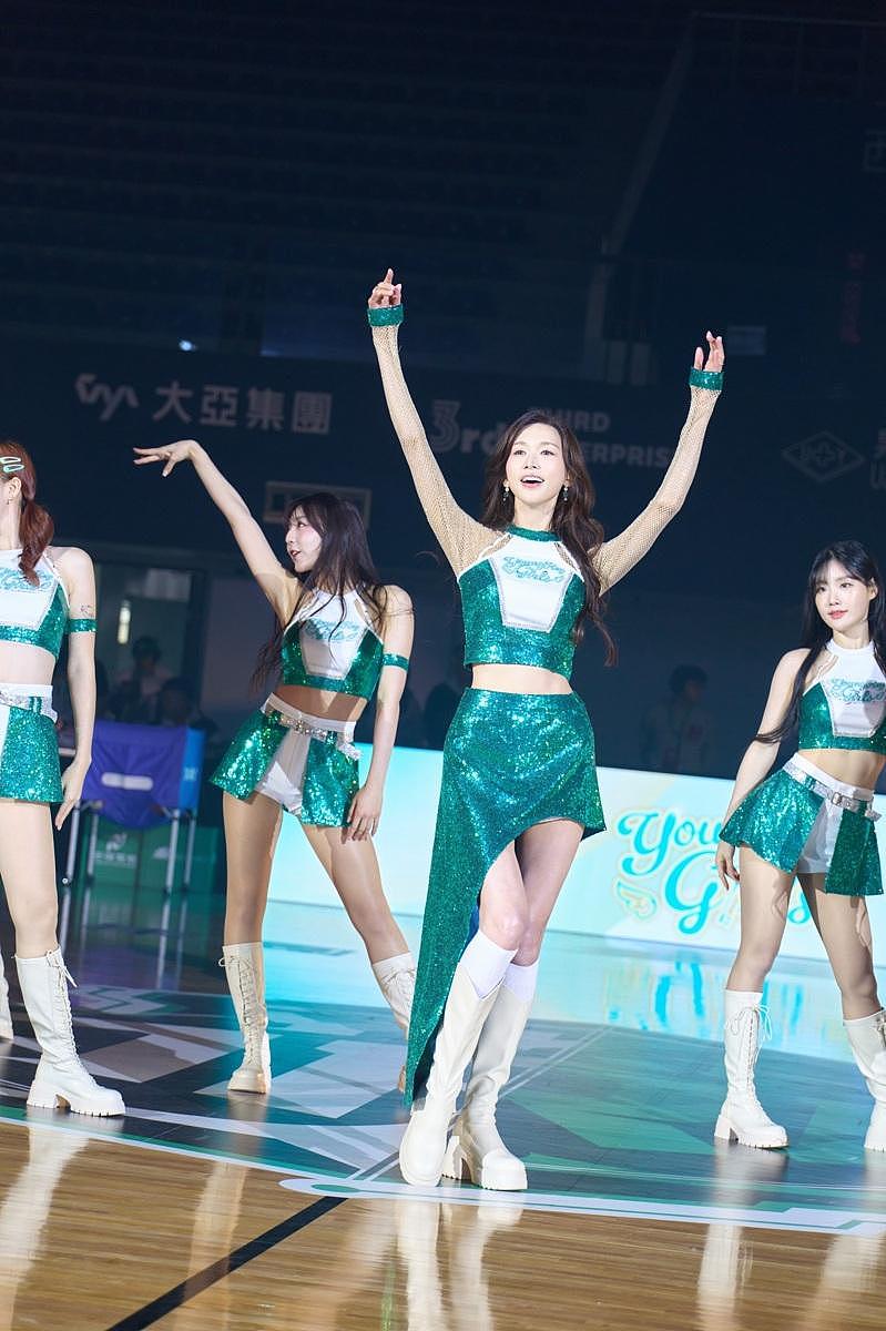 林志玲首次公开应援篮球赛开幕战，与女孩大跳啦啦舞，心理准备最困难（组图） - 2