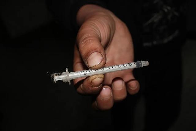 男子戒毒后随领导出差被警察带走验尿！回家后工作没了（组图） - 5