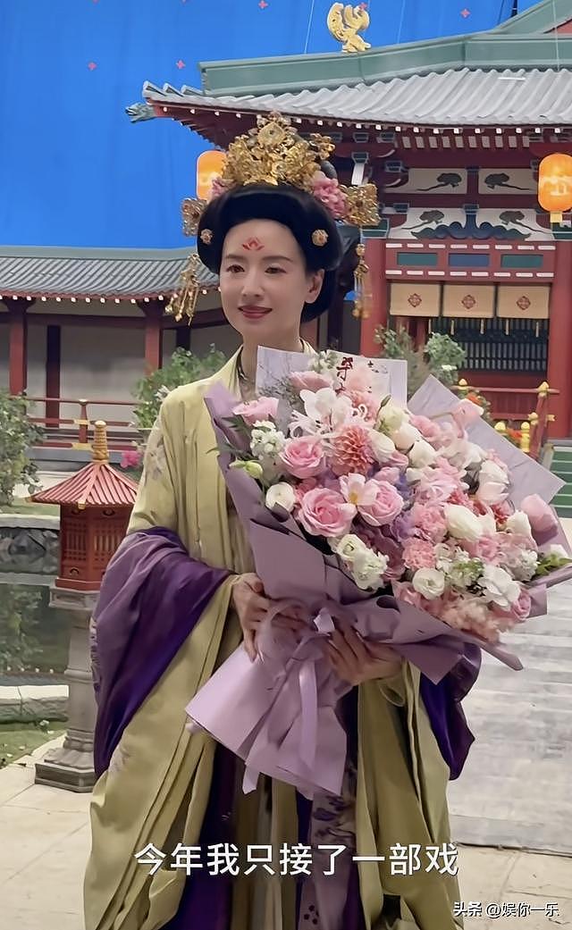 董洁自曝儿子高二，为陪娃今年只拍1部戏！顶顶瘦又高，长胡子了（组图） - 4