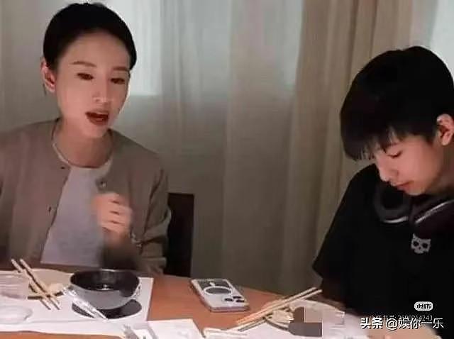 董洁自曝儿子高二，为陪娃今年只拍1部戏！顶顶瘦又高，长胡子了（组图） - 15