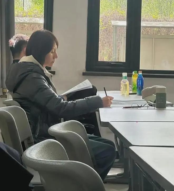 48岁袁泉素颜逛商场被拍，口罩遮半脸仍一眼认出，眼角细纹抢镜（组图） - 3
