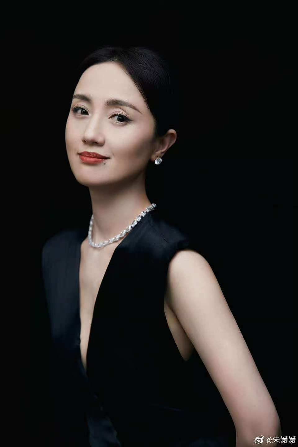 纪念流星划过!2025离世明星盘点:大S病逝太过突然,何晴一代佳人告别(组图) - 3