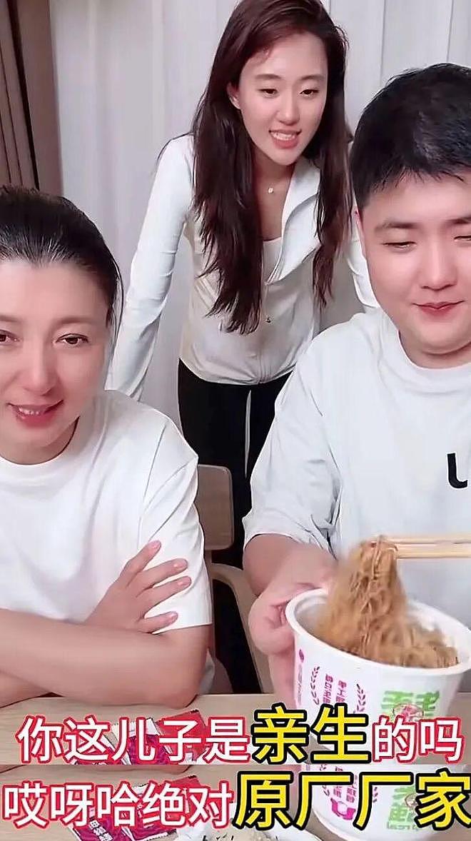 一顿饭11个菜，客厅大得能打球，哭穷的闫学晶害惨“啃老”的儿子（组图） - 15
