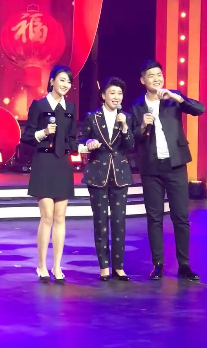 一顿饭11个菜，客厅大得能打球，哭穷的闫学晶害惨“啃老”的儿子（组图） - 16