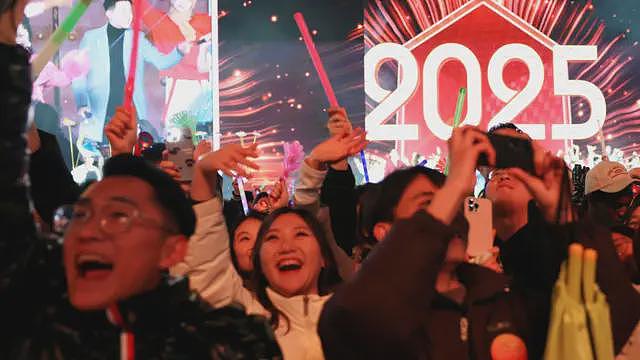 2025年终回顾：从中美贸易战、东南亚电诈到中英“超级大使馆”争议（组图） - 1