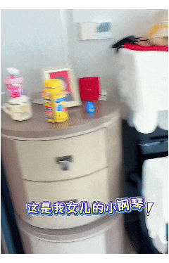 一顿饭11个菜，客厅大得能打球，哭穷的闫学晶害惨“啃老”的儿子（组图） - 6