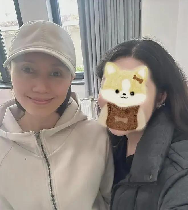 48岁袁泉素颜逛商场被拍，口罩遮半脸仍一眼认出，眼角细纹抢镜（组图） - 4