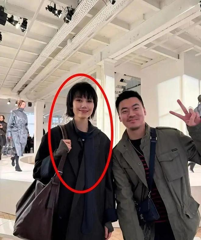 48岁袁泉素颜逛商场被拍，口罩遮半脸仍一眼认出，眼角细纹抢镜（组图） - 6