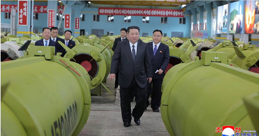 朝鲜党代表大会前夕,金正恩频秀军事力量(图) - 1