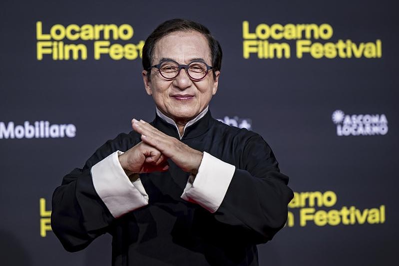 成龙窒息式教育逼走房祖名：1年1次电话到完全不联络（图） - 1