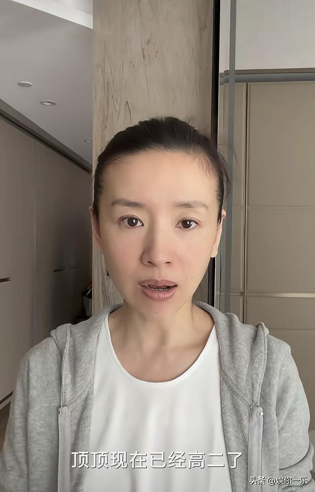董洁自曝儿子高二，为陪娃今年只拍1部戏！顶顶瘦又高，长胡子了（组图） - 2