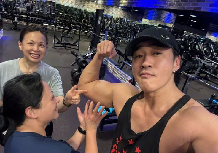 【帅哥】何润东：曾追孙俪3次失败，49岁靠肌肉打脸所有人（组图） - 1