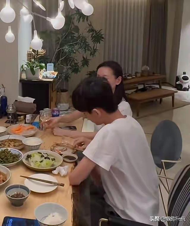 董洁自曝儿子高二，为陪娃今年只拍1部戏！顶顶瘦又高，长胡子了（组图） - 13