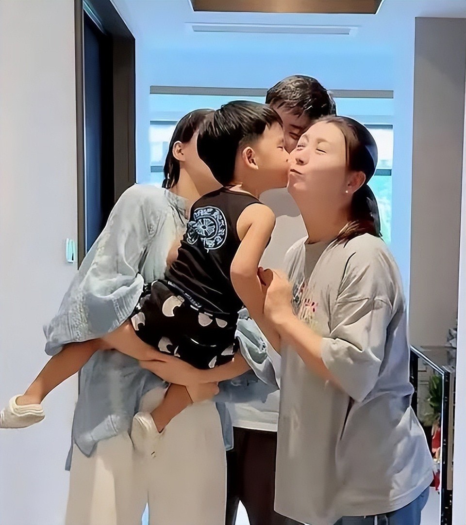 冲上热搜！闫学晶回应年入几十万很高了，称儿子年入百万这个家才能运转（组图） - 5