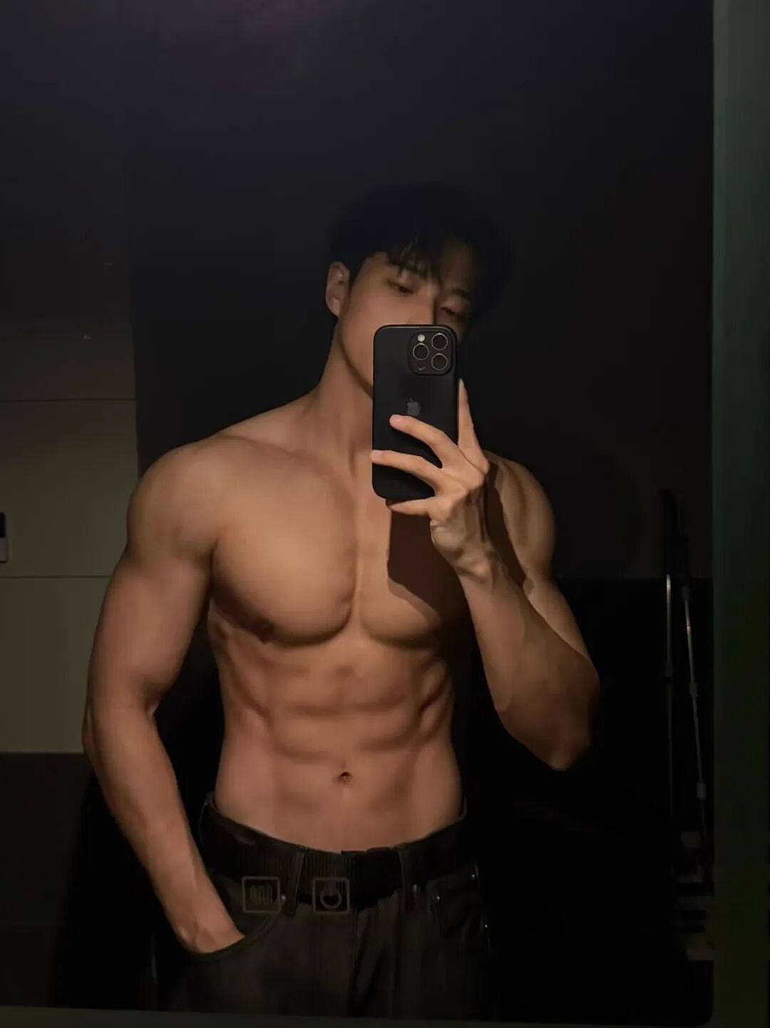 【帅哥】极品男在健身房被吃？性感肌肉太诱人，人形打桩机超持久...（组图） - 4