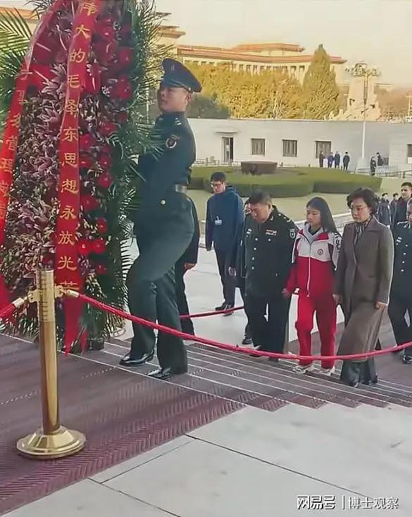 毛泽东唯一嫡孙现身北京:大批军方官兵陪同,高颜值妻女画面流出(组图) - 2