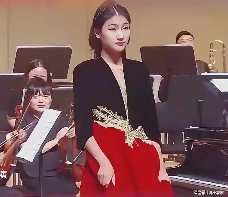 毛泽东唯一嫡孙现身北京:大批军方官兵陪同,高颜值妻女画面流出(组图) - 6
