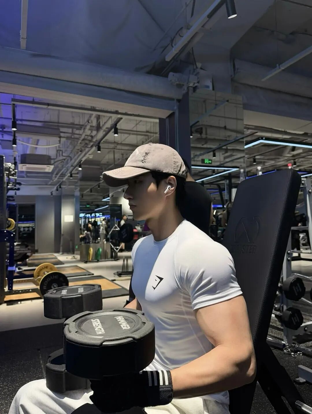 【帅哥】极品男在健身房被吃？性感肌肉太诱人，人形打桩机超持久...（组图） - 2