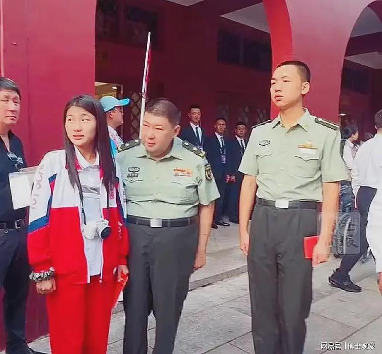 毛泽东唯一嫡孙现身北京:大批军方官兵陪同,高颜值妻女画面流出(组图) - 4