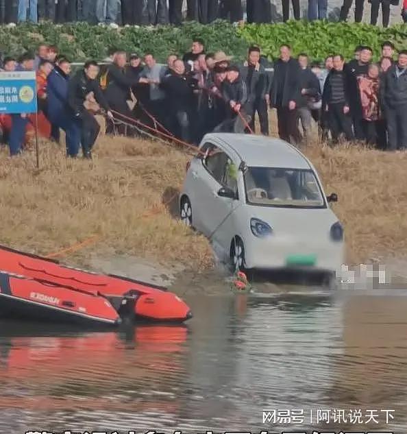 湖北26岁女司机坠河身亡，两次活命机会全没抓住，监控画面曝光（组图） - 12