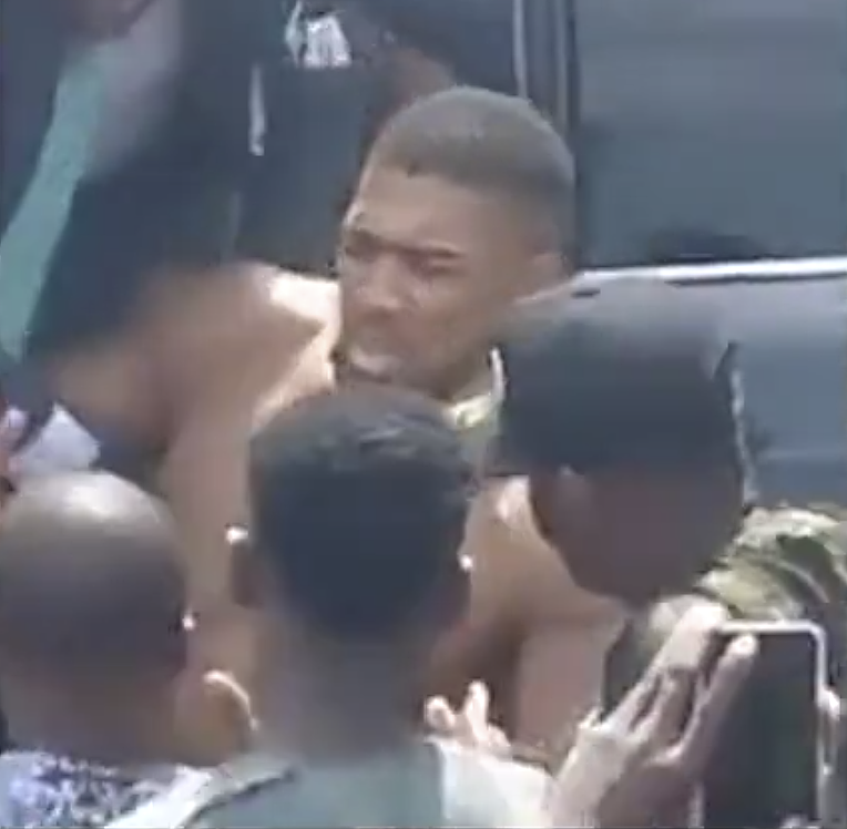 生死一线！世界重量级拳王遭遇致命车祸，2人当场身亡，他被卡在车中（组图） - 4