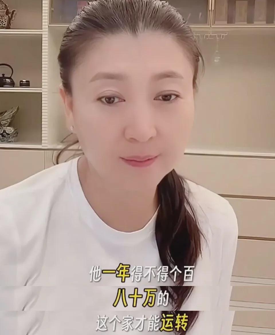 客厅大得能打球，哭穷的女星害惨啃老儿子（组图） - 1