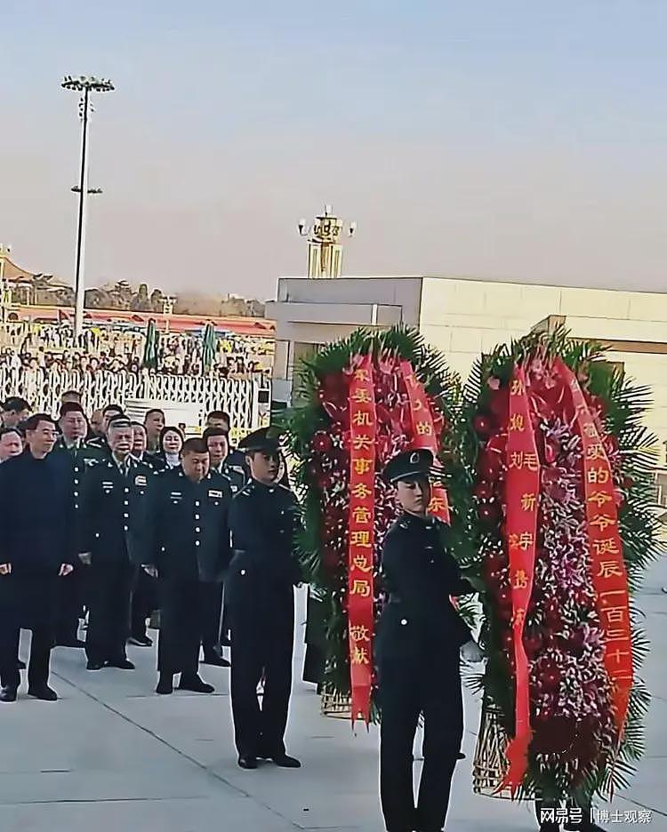 毛泽东唯一嫡孙现身北京:大批军方官兵陪同,高颜值妻女画面流出(组图) - 1