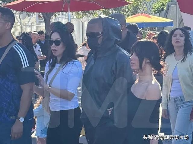 坎耶带着娇妻俩娃现身游乐园,风格大不同(组图) - 3