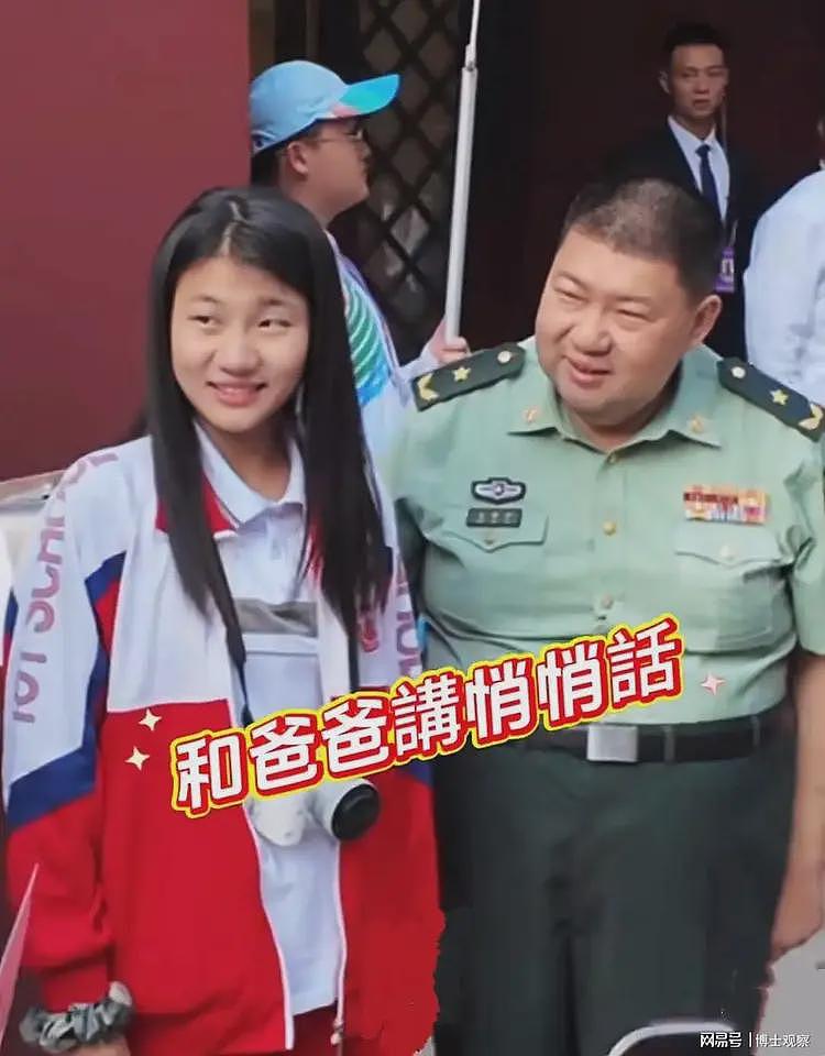 毛泽东唯一嫡孙现身北京:大批军方官兵陪同,高颜值妻女画面流出(组图) - 5