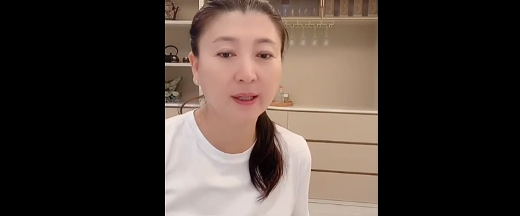 知名女演员“哭穷”引争议！称儿子年收入不到40万养家压力大，无法承担一家百八十万的开销（组图） - 1