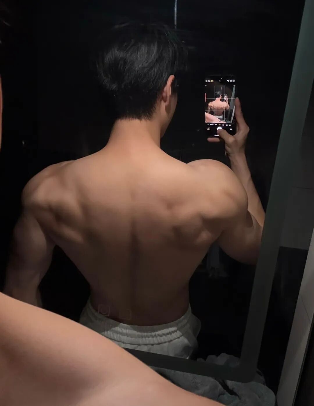 【帅哥】极品男在健身房被吃？性感肌肉太诱人，人形打桩机超持久...（组图） - 7