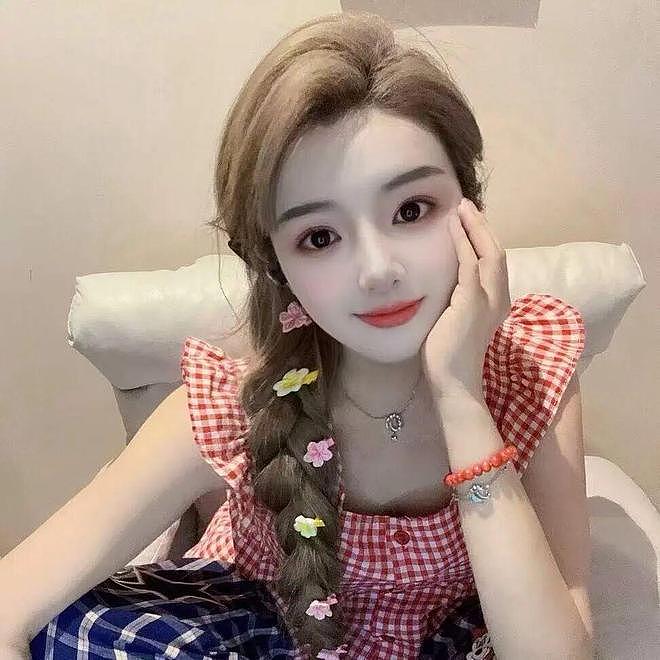 女子请演员扮“豪门父母”骗婚：父亲是高官，母亲是模特（组图） - 1