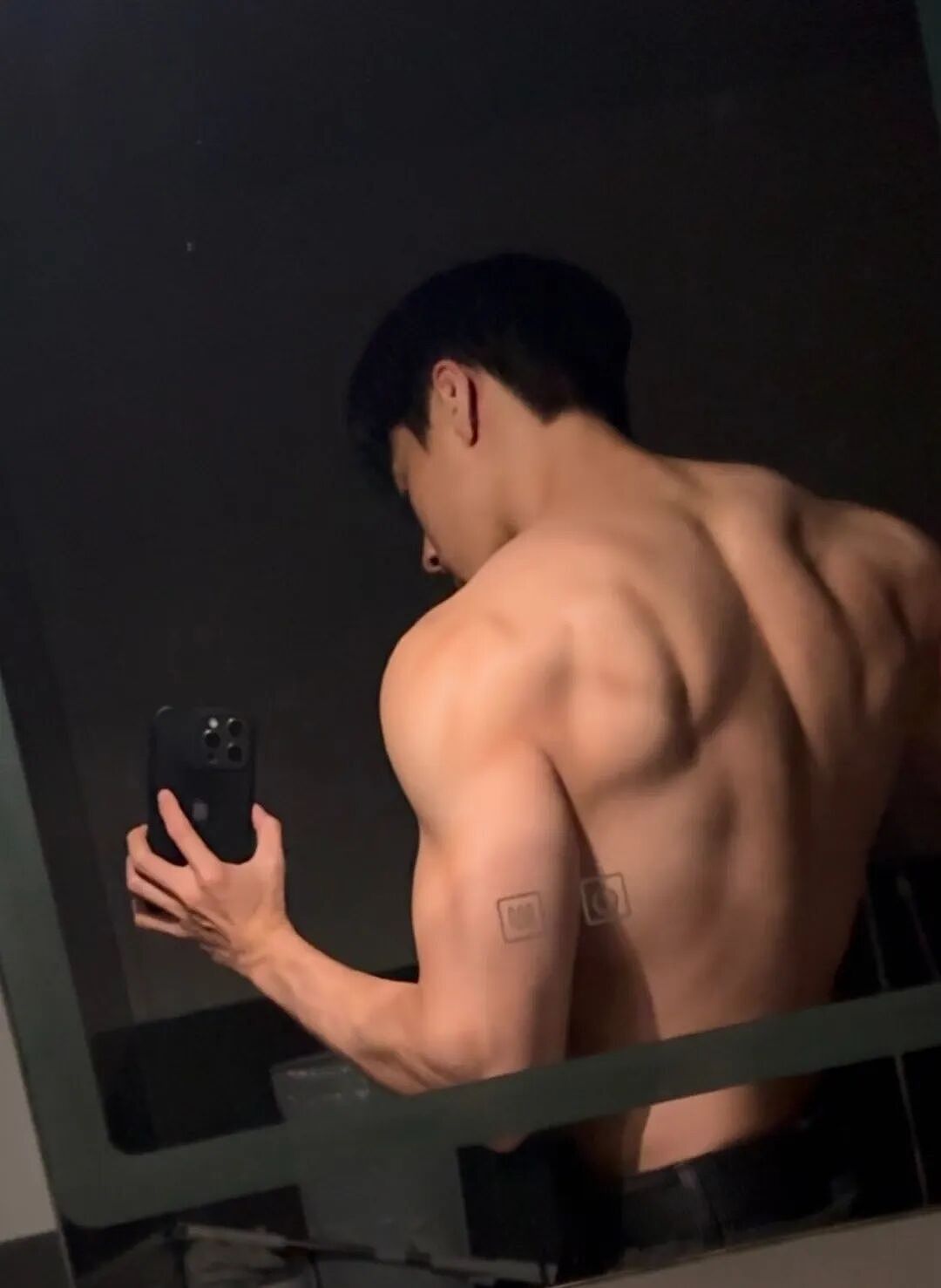 【帅哥】极品男在健身房被吃？性感肌肉太诱人，人形打桩机超持久...（组图） - 11