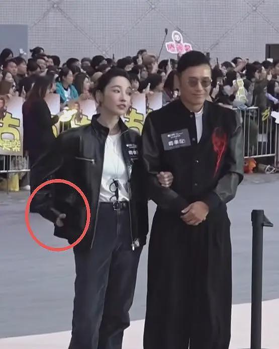 香港红毯太尴尬，白百何“装傻”被吐槽，宣萱脸部凹凸不平嘴巴大（组图） - 28