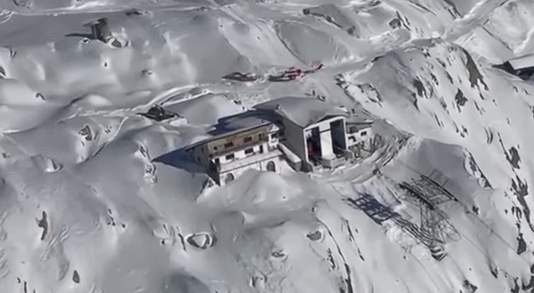 著名滑雪胜地缆车撞烂，百名游客被困2800米雪山（视频/组图） - 3