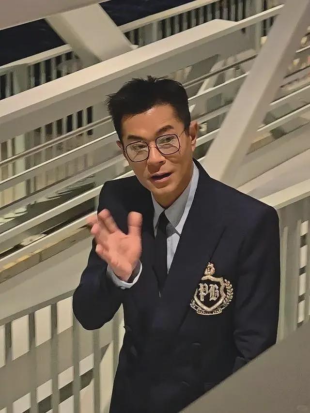 香港红毯太尴尬，白百何“装傻”被吐槽，宣萱脸部凹凸不平嘴巴大（组图） - 10