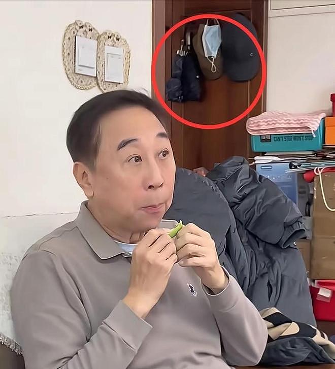 68岁冯巩房子内景曝光！屋内空间狭小，纸箱堆一地，网友：太朴素（组图） - 4