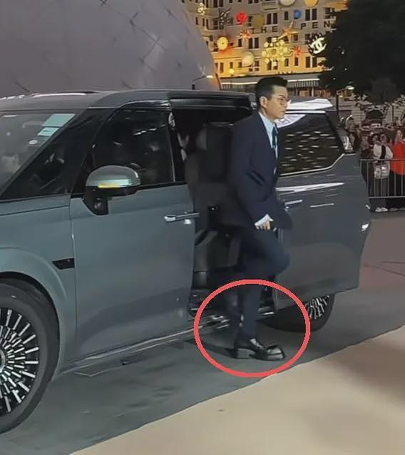香港红毯太尴尬，白百何“装傻”被吐槽，宣萱脸部凹凸不平嘴巴大（组图） - 21
