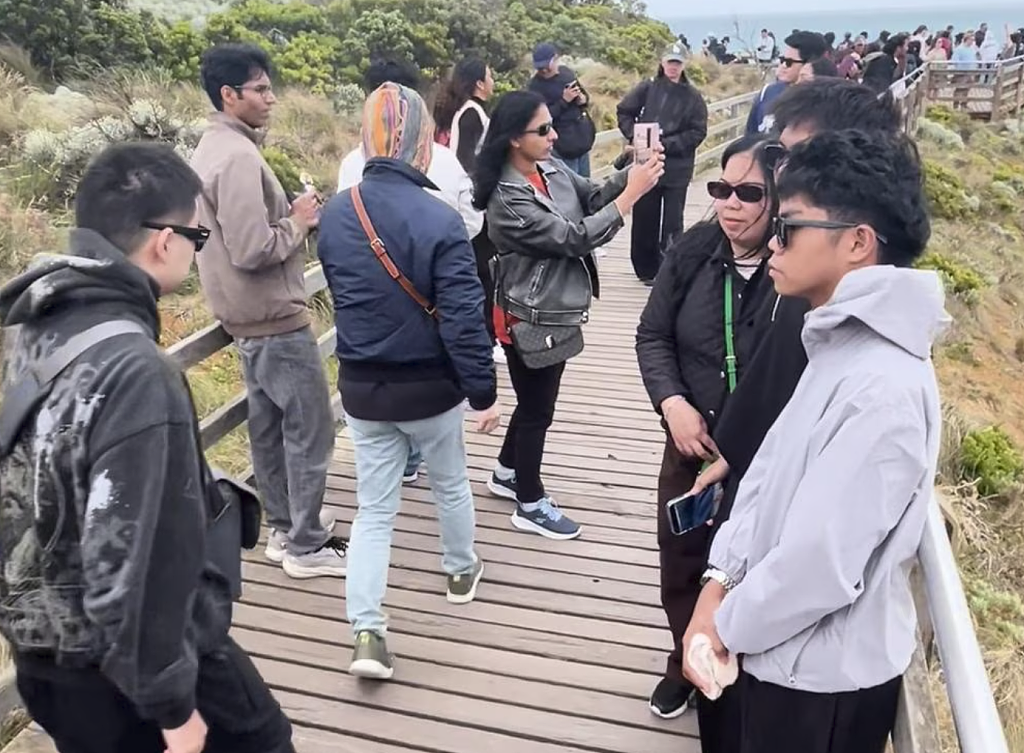 网红滤镜VS现实暴击!十二门徒岩人头攒动,或将实施收费(组图) - 1