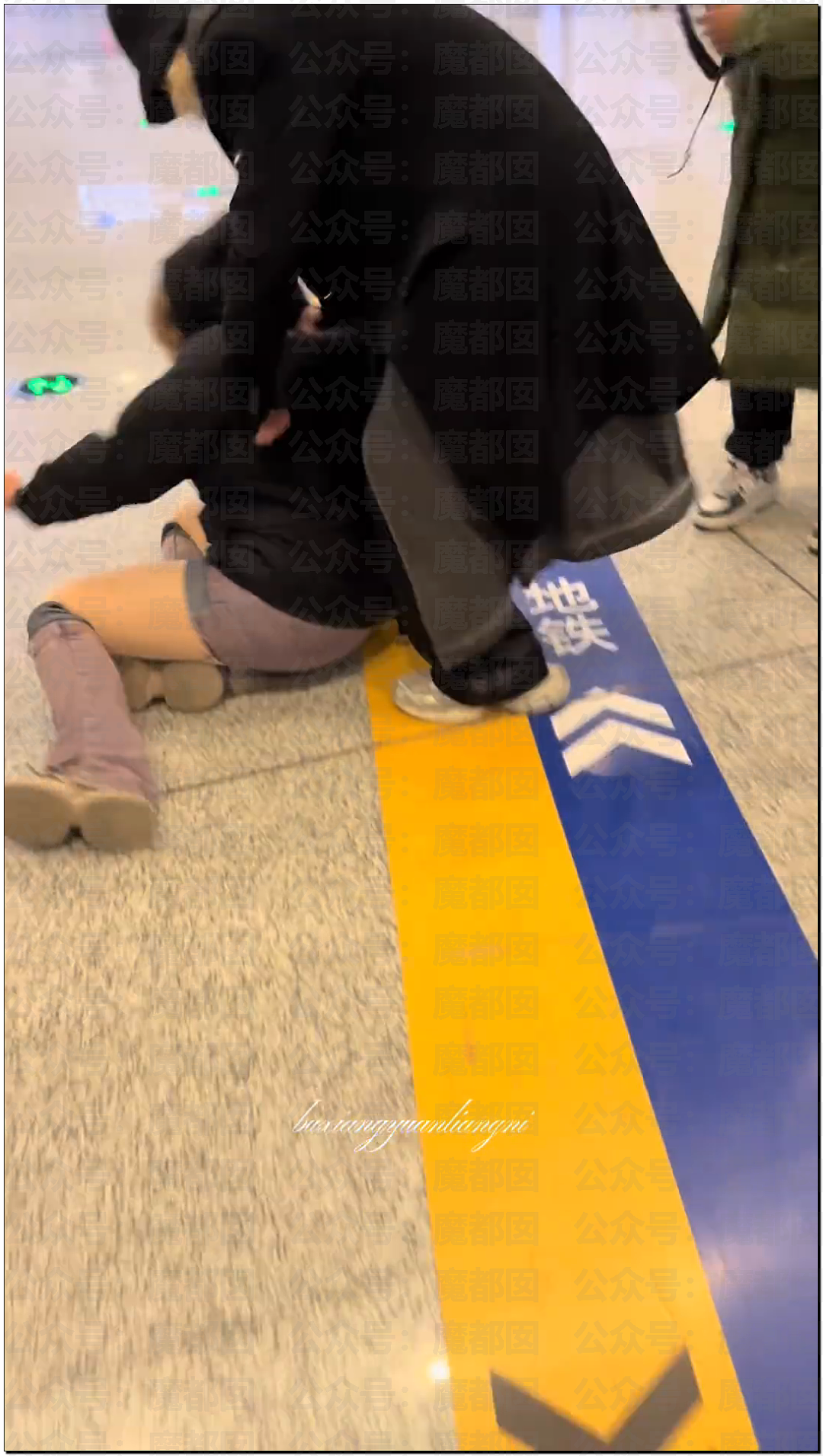 扯头发抱摔！中国当红男团偶像当众殴打女粉，拳拳到肉（视频/组图） - 16