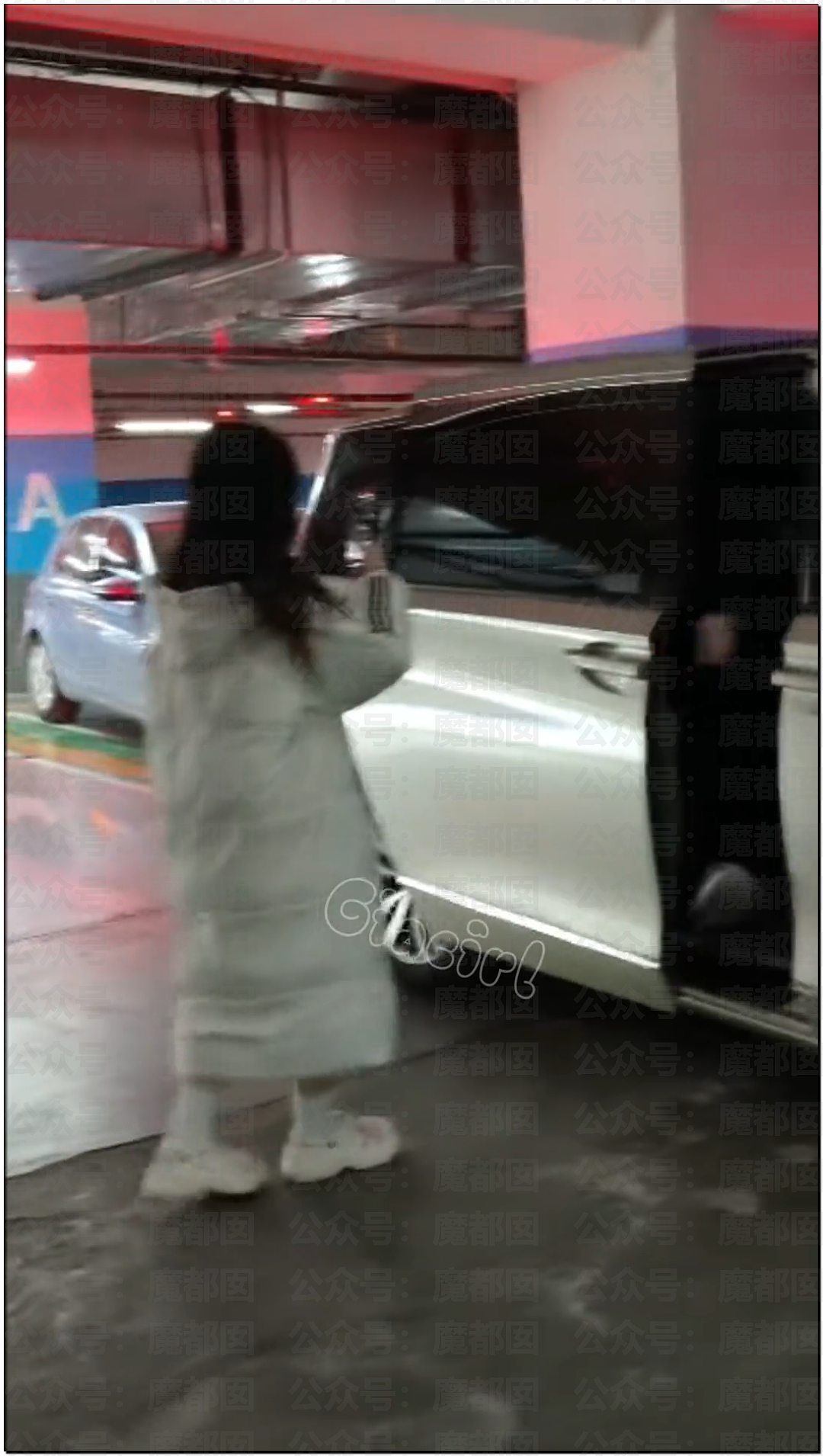 扯头发抱摔！中国当红男团偶像当众殴打女粉，拳拳到肉（视频/组图） - 19