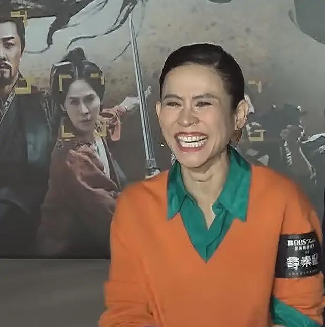 香港红毯太尴尬，白百何“装傻”被吐槽，宣萱脸部凹凸不平嘴巴大（组图） - 16
