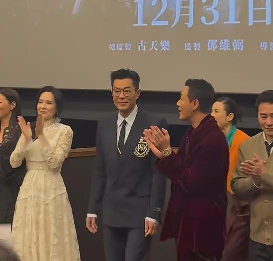 香港红毯太尴尬，白百何“装傻”被吐槽，宣萱脸部凹凸不平嘴巴大（组图） - 30