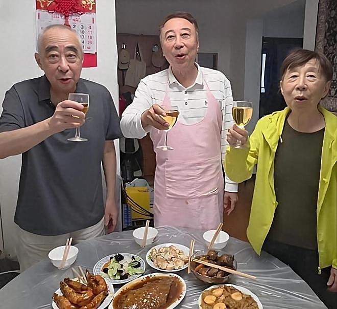 68岁冯巩房子内景曝光！屋内空间狭小，纸箱堆一地，网友：太朴素（组图） - 9