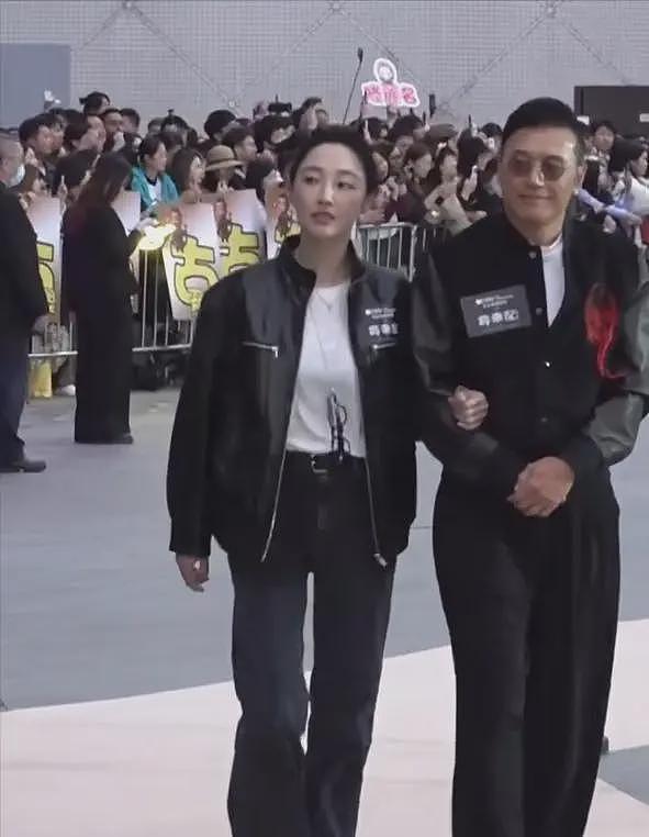 香港红毯太尴尬，白百何“装傻”被吐槽，宣萱脸部凹凸不平嘴巴大（组图） - 29